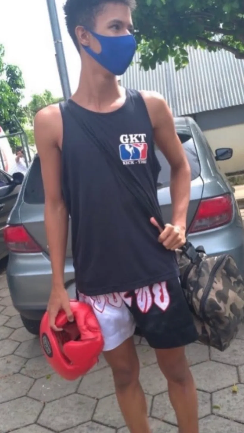 Mayque adolescente, magro, saindo do treino de kickboxing